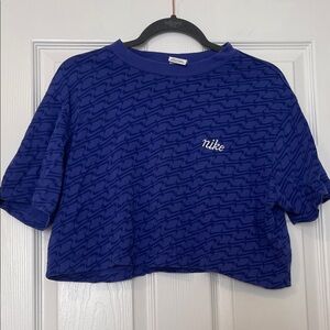 Nike Women's Blue Patterned Cropped Tee